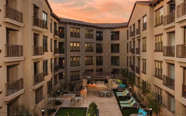 Rooftop Pool, Views, Close to Shops & Dining C4427