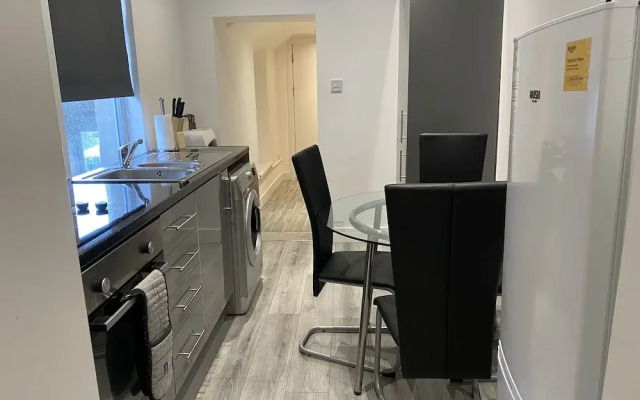 Bright 2br,sleeps 6 - Bridgend Centre, Train Link