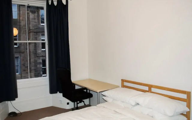 Spacious 3 Bedroom Flat in Marchmont