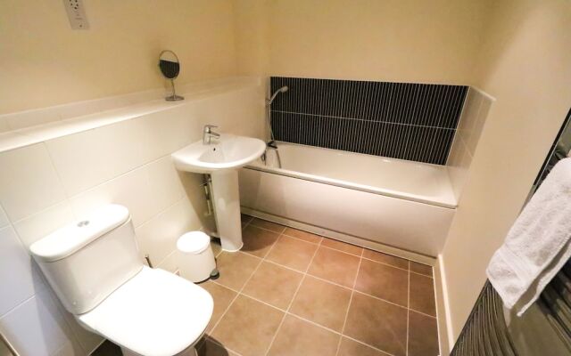 Mordern Top Floor Apartment With Free Parking