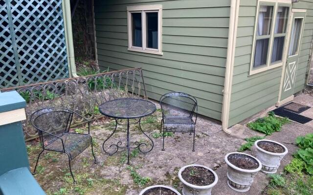 Abe's Spring Street Guest House