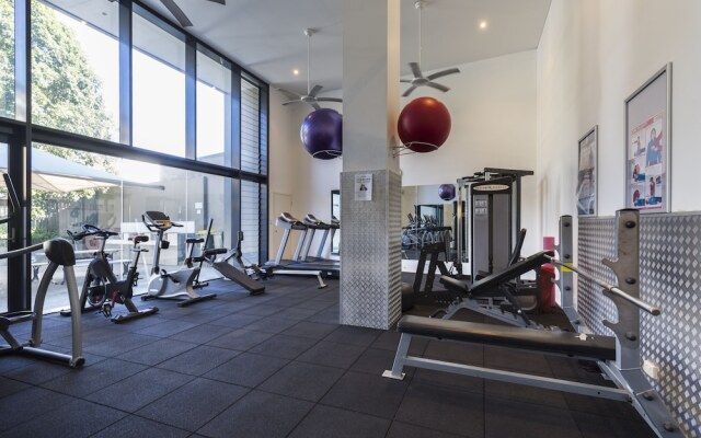 Spacious 1 Bedroom Apt Close To Green Square & Pool