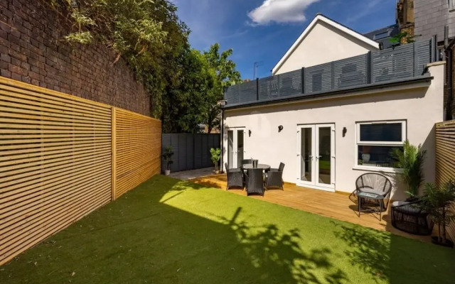 The Battersea Loft - Trendy 3bdr Flat With Patio, London