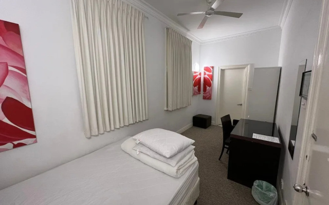 Wallaby Backpackers Hostel Perth - note - Valid passport required to check in – Guest Rooms – Perth