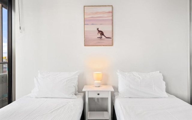 Stylish Southbank 2-bed Flat w/ Balcony – Guest Rooms – Melbourne