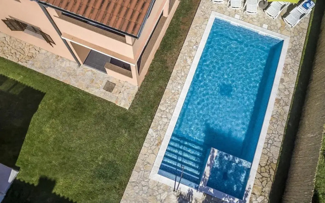 Two Bedrooms Ground Floor Apartment With Private Pool and Garden Near Pula