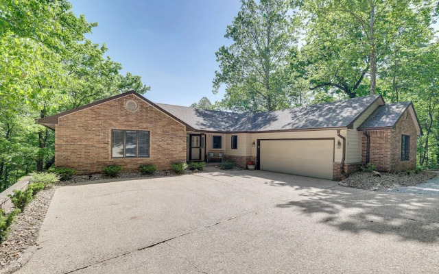 The Bella Vista Lakeside Treehouse: Dock & Kayaks!