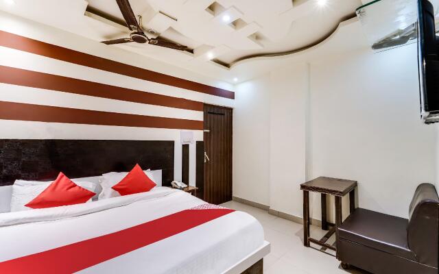 OYO 60800 Hotel Landlord