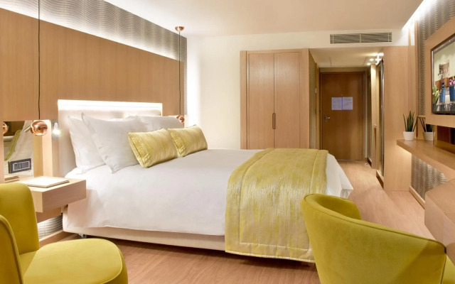 Maestral Resort & Casino