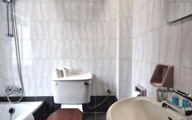 2 bedroom, central and spacious with sea view