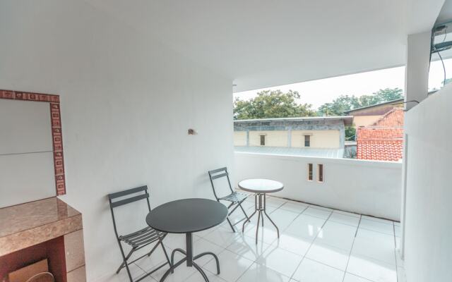 Oyo 2229 Dolfie Residence