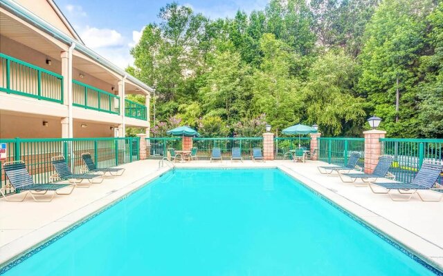 Days Inn And Suites Peachtree City