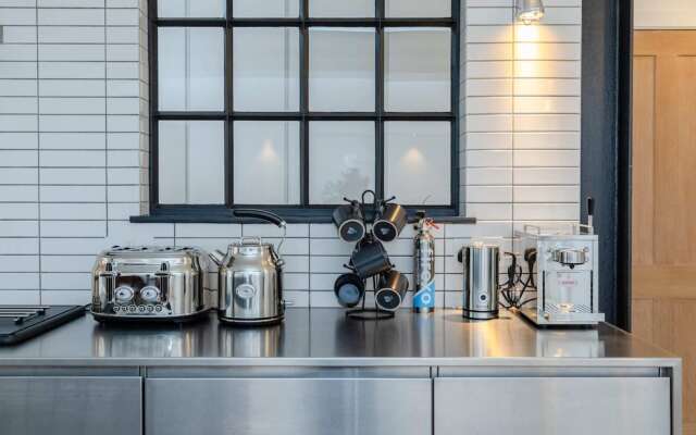 Sleek & Stylish 2BD Flat - Warren Street