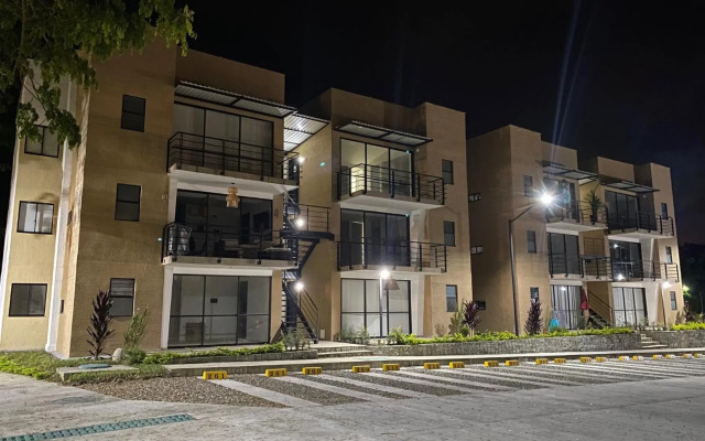 Apartamento NUEVO en el Eje Cafetero-Aire acondicionado, piscinas, BBQ