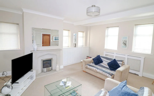 6D Clifton Drive