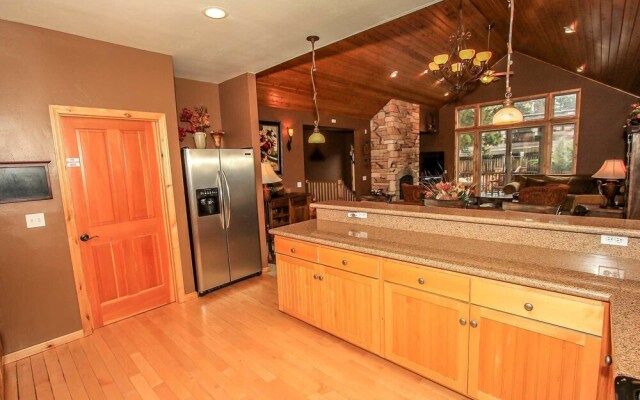 Snow Summit Chalet 1086 by RedAwning