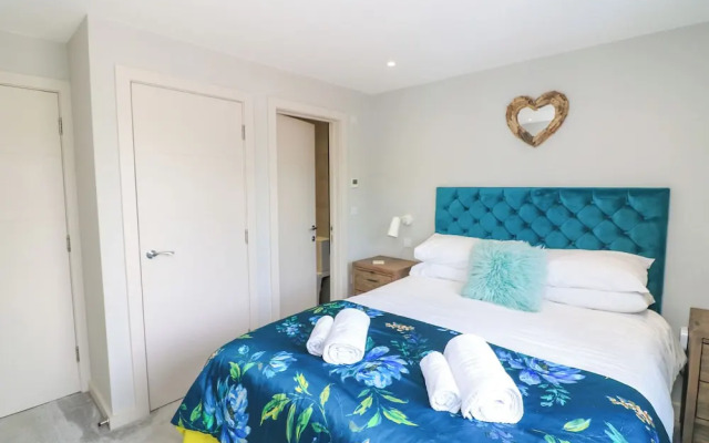 2 De Courcey House