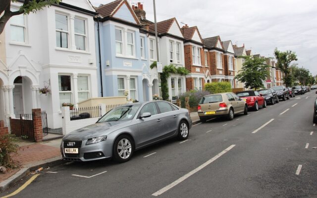 Enchanting Earlsfield Home by Wimbledon Park