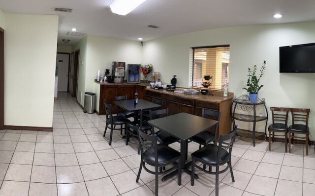 Country Hill Inn and Suites