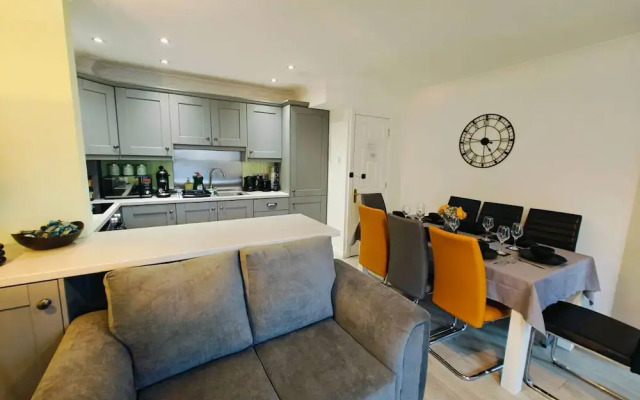 4BR Modern Ormeau House