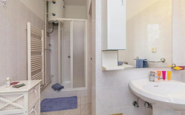 Amazing Home in Labin with WiFi, 7 Bedrooms & Hot Tub