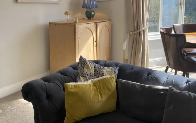 Beachside 2-bed - Sleeps 4, Parking & Pet Friendly