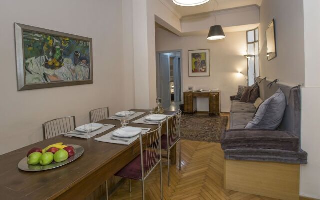 Downtown, classic apartment in Syntagma by GHH