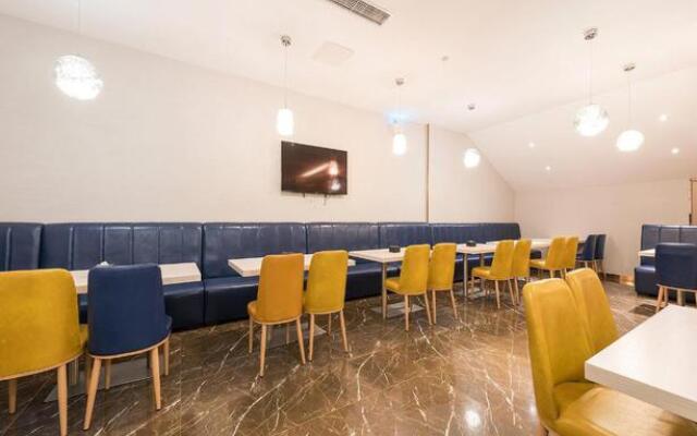 ZMAX Hotels Beijing Linheli Metro Station