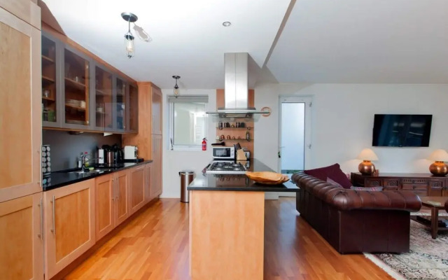 2 Bedroom Flat In Holyrood Area