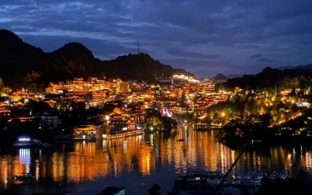 Linjiang Waterfall Viewing Inn