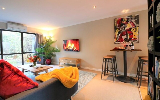 Spacious Central City Apartment with Parking