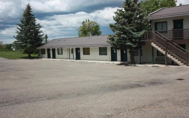 Outpost Motel & Kitchenette Suites