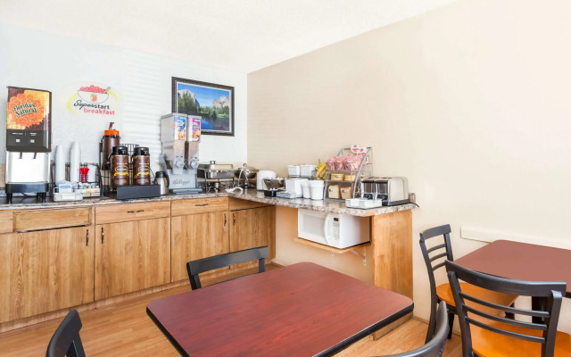 Super 8 by Wyndham Montgomery Maybrook