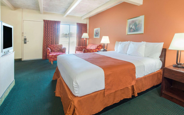 Days Inn by Wyndham St. Louis North