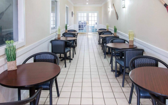Econo Lodge Savannah Gateway I-95