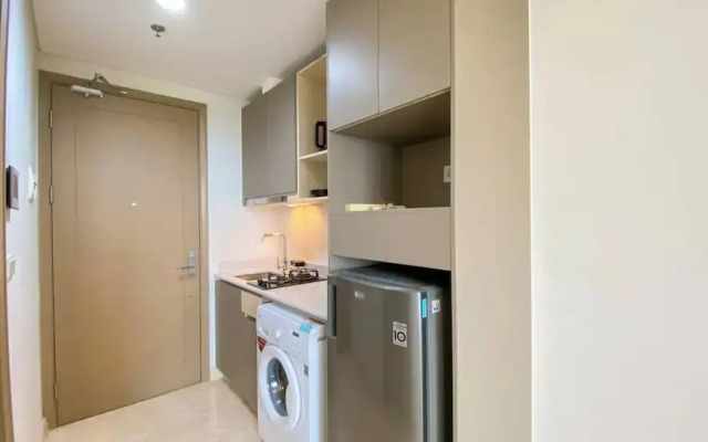 Great Location and Homey Studio Gold Coast Apartment near PIK