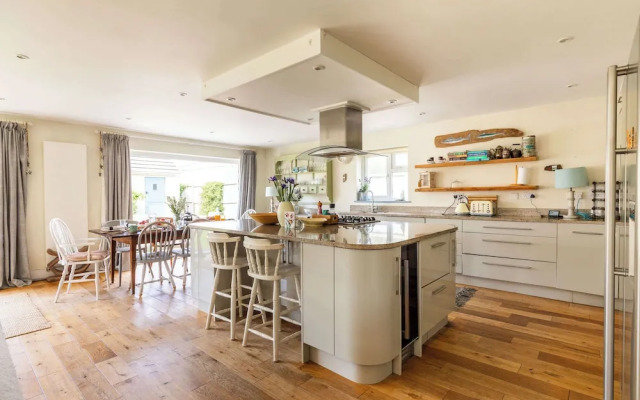 Light-filled Family-friendly Beach House