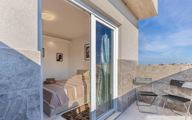 STYLISH 2-Bedroom Penthouses - Terrace with Views