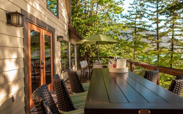 The Overlook, Luxury Lakeside Home with Dock
