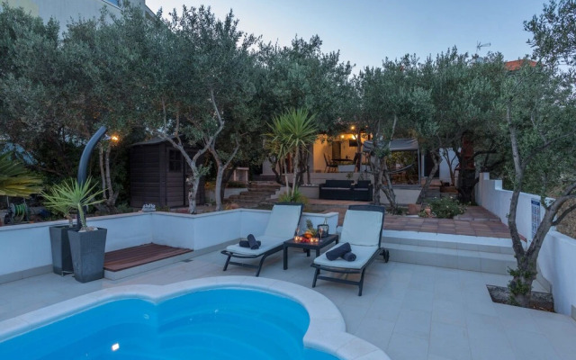 House With big Walled Garden and Swimming Pool
