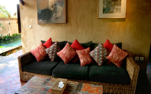 Artist Eco Villa With Wood And Clay