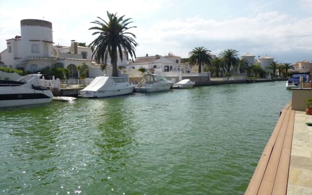 4 Bedroom Villa With Pool In The Channel Of Empuriabrava