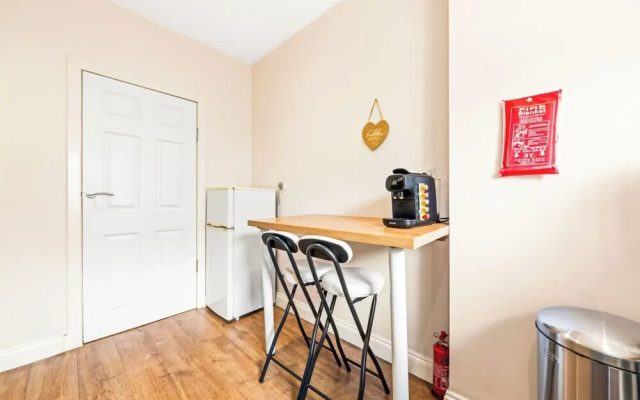 Warm Cosy Family Home With Free Parking