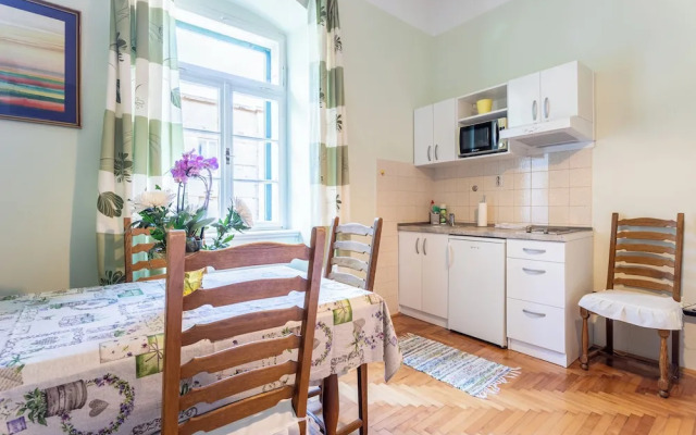 Traditional apartment Bacvice, 3 min walk to the beach