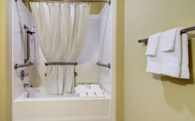 Castle Rock Inn & Suites