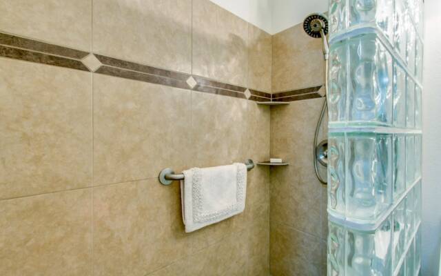 Southern #1064 - 2 Br condo by RedAwning