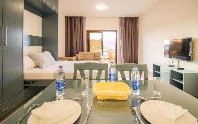 Beautiful studio with sea view and pool view
