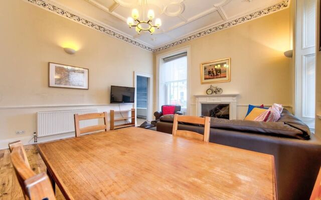 Intriguing 4-bedroom Main Door Apt Near Old Town