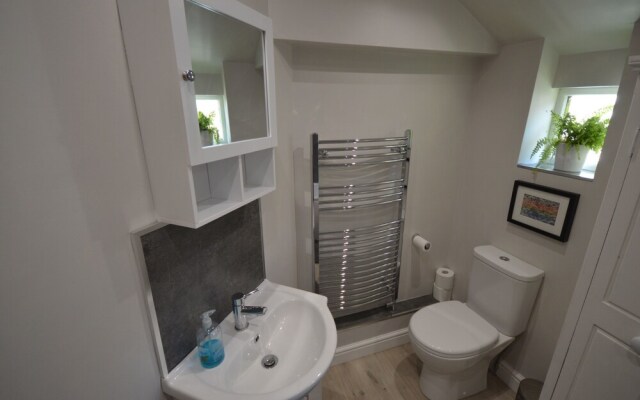 Charming 2 Bedroom Apartment Near Station