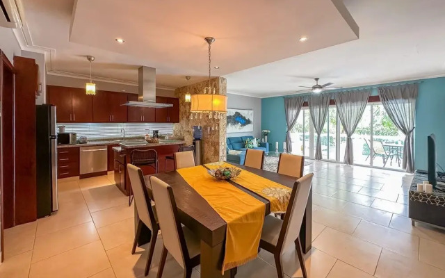 Beautiful 2 BR Apartment With BBQ
